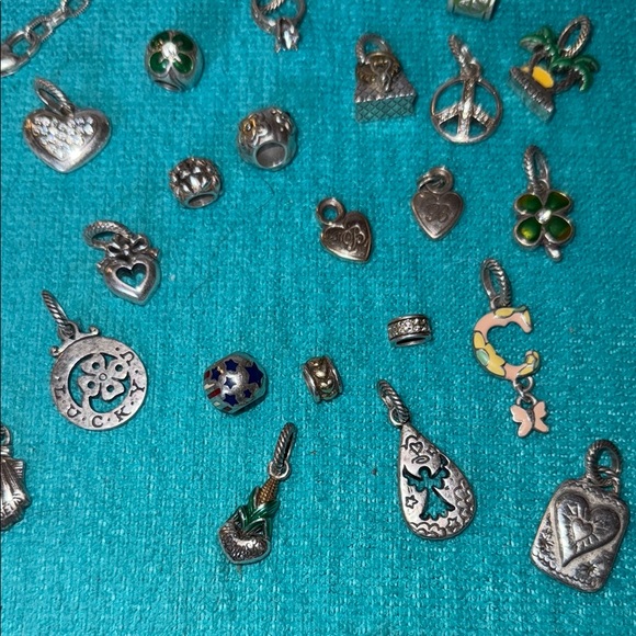 Vintage Brighton Charm bracelet with tin. 26 charms. 7.5 inches. - Picture 9 of 16